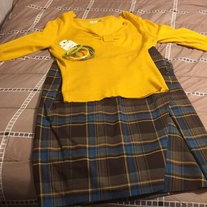Women’s Outfit (Shirt,Skirt,And Bracelets)